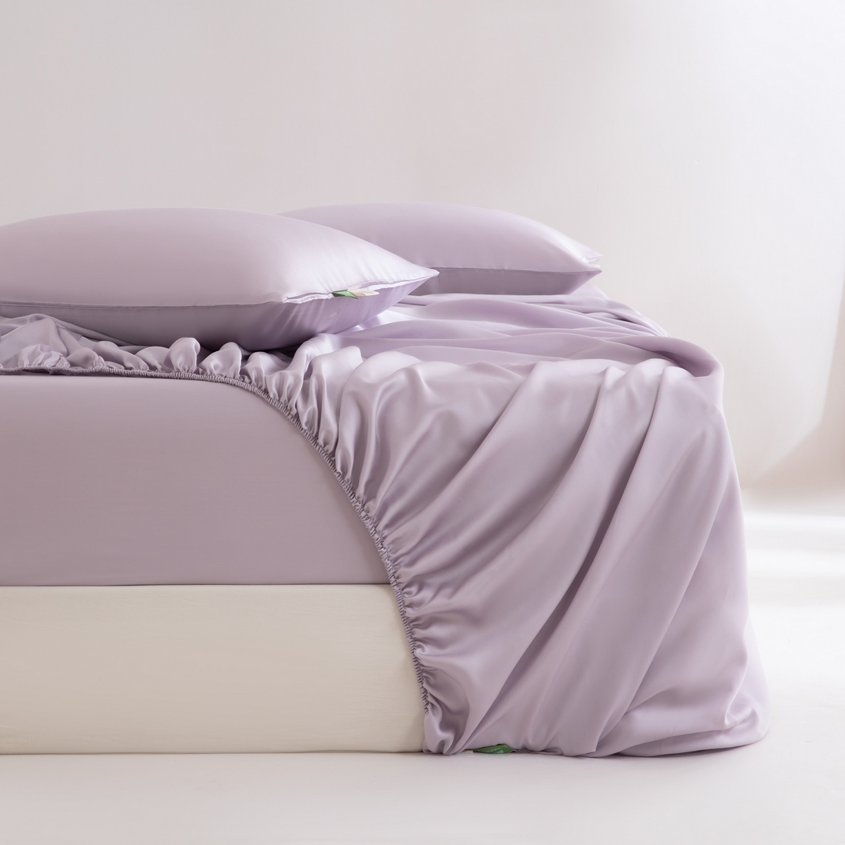 91家纺网 家纺一手货源 找家纺 眠博士 2026新款60S天丝莱赛尔纯色床笠-场景一 60S天丝床笠-迷香紫