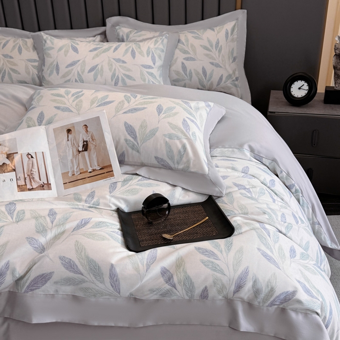 91家纺网 家纺一手货源 找家纺 乐蔻家纺 2026新款宽边数码精梳长绒棉纯棉四件套 叶眠 雾白