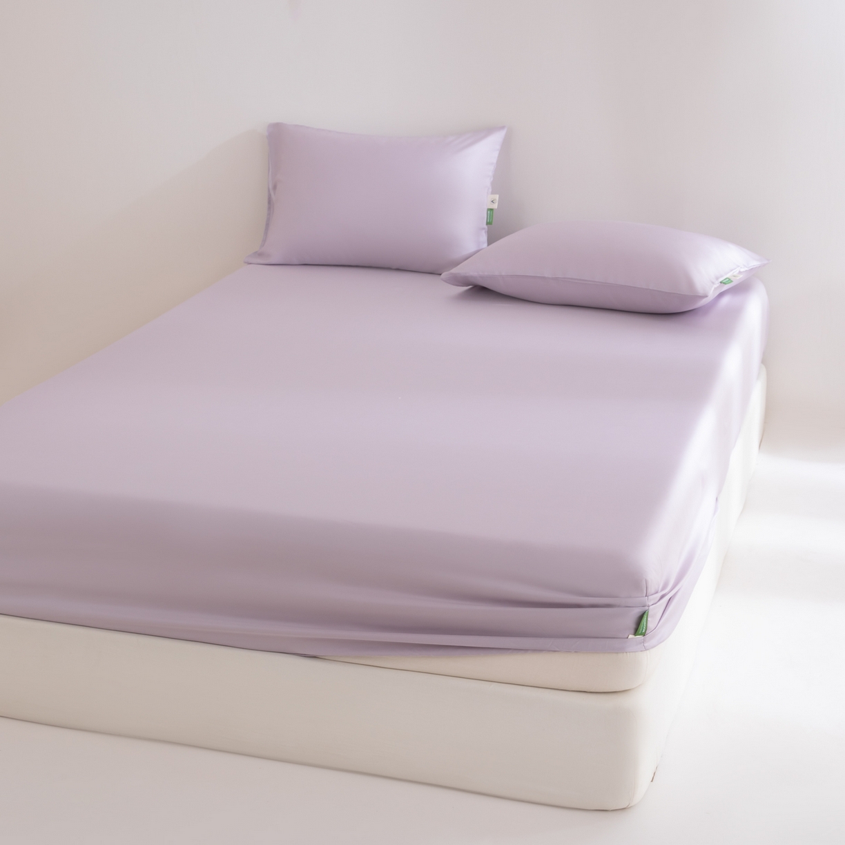 91家纺网 家纺一手货源 找家纺 眠博士 2026新款60S天丝莱赛尔纯色床笠-场景一 60S天丝床笠-迷香紫