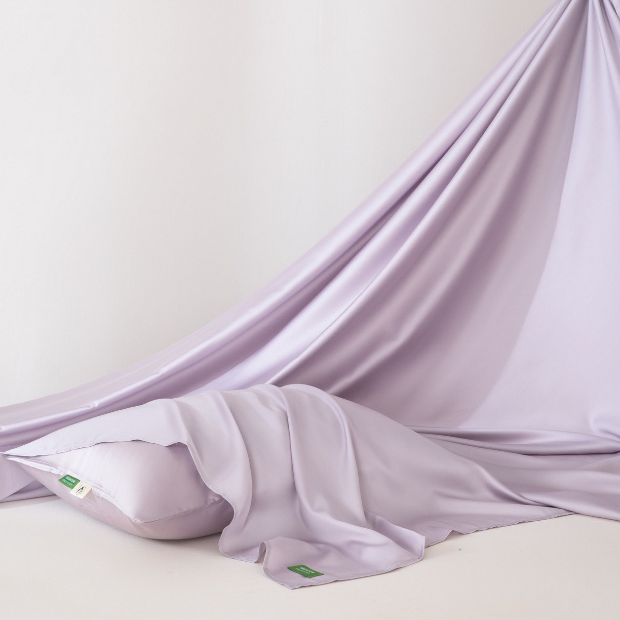 91家纺网 家纺一手货源 找家纺 眠博士 2026新款60S天丝莱赛尔纯色床笠-场景一 60S天丝床笠-迷香紫