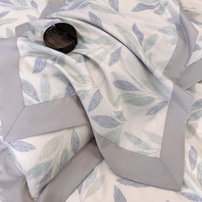 91家纺网 家纺一手货源 找家纺 乐蔻家纺 2026新款宽边数码精梳长绒棉纯棉四件套 叶眠 雾白