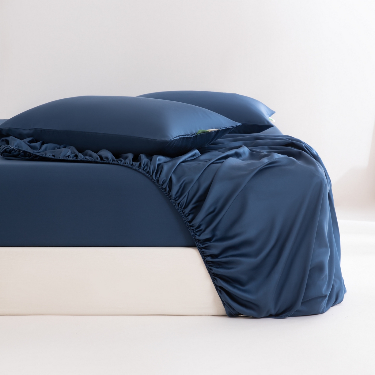 91家纺网 家纺一手货源 找家纺 眠博士 2026新款60S天丝莱赛尔纯色床笠-场景一 60S天丝床笠-米亚蓝