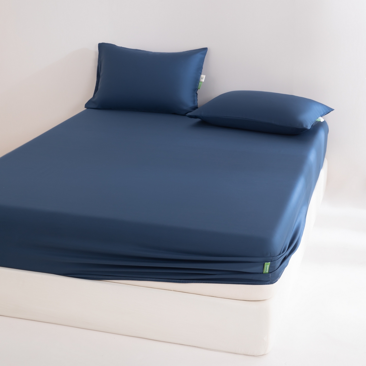 91家纺网 家纺一手货源 找家纺 眠博士 2026新款60S天丝莱赛尔纯色床笠-场景一 60S天丝床笠-米亚蓝