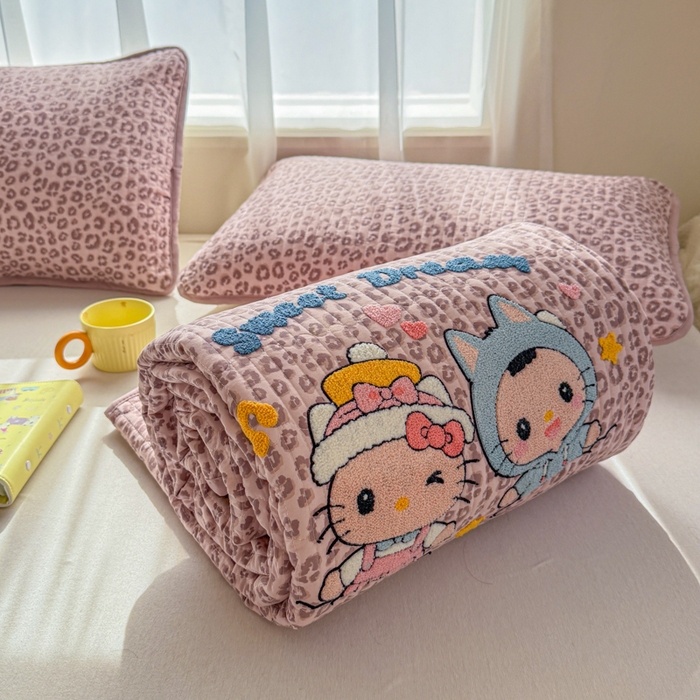 91家纺网 家纺一手货源 找家纺 赛丽雅 2026春夏新款毛巾绣床盖三件套 喵喵姐妹