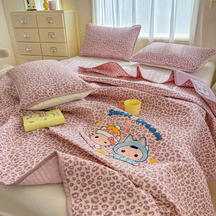 91家纺网 家纺一手货源 找家纺 赛丽雅 2026春夏新款毛巾绣床盖三件套 喵喵姐妹