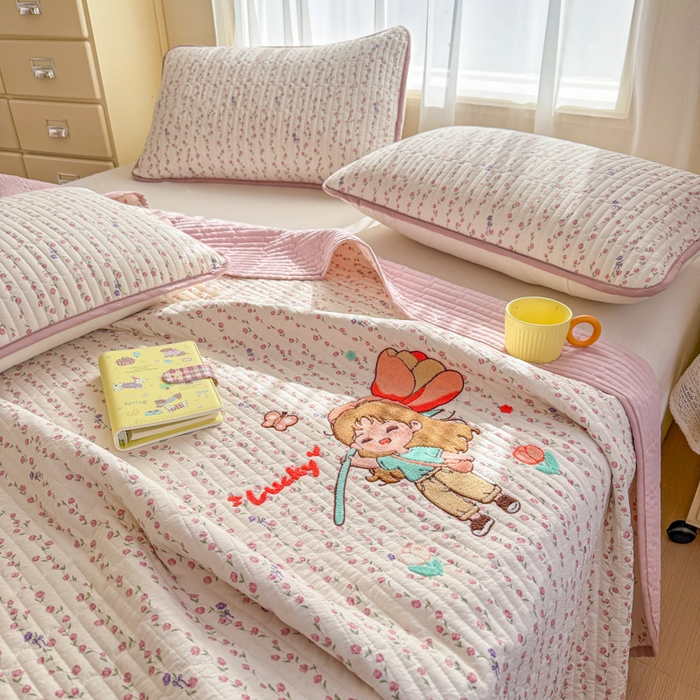 91家纺网 家纺一手货源 找家纺 赛丽雅 2026春夏新款毛巾绣床盖三件套 花朵姑娘