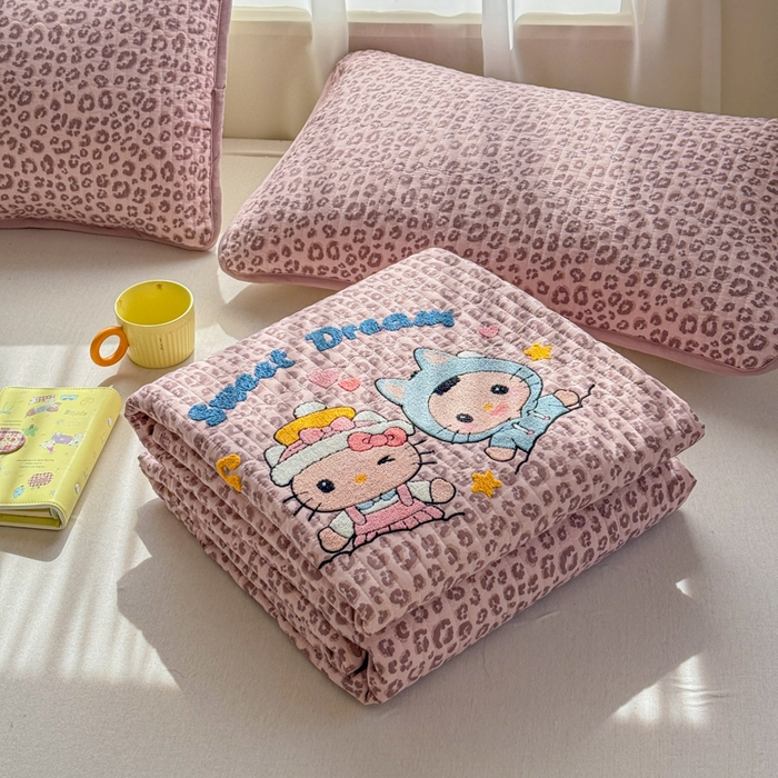 91家纺网 家纺一手货源 找家纺 赛丽雅 2026春夏新款毛巾绣床盖三件套 喵喵姐妹