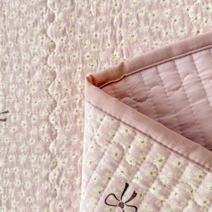 91家纺网 家纺一手货源 找家纺 赛丽雅 2026春夏新款毛巾绣床盖三件套 粉萌姑娘