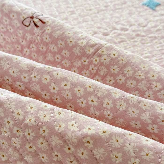 91家纺网 家纺一手货源 找家纺 赛丽雅 2026春夏新款毛巾绣床盖三件套 粉萌姑娘