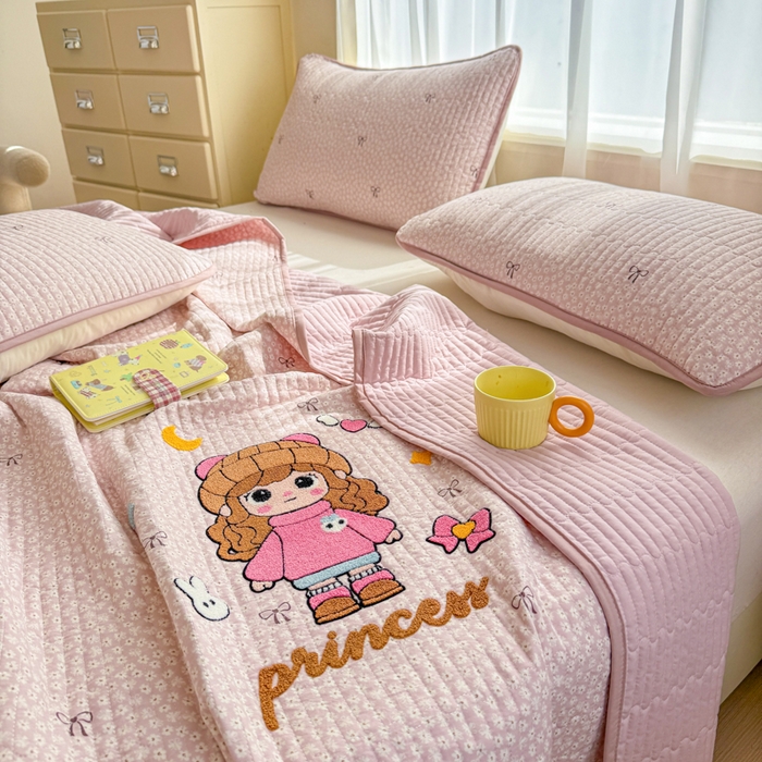 91家纺网 家纺一手货源 找家纺 赛丽雅 2026春夏新款毛巾绣床盖三件套 粉萌姑娘