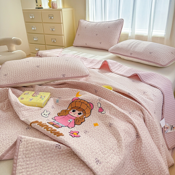 91家纺网 家纺一手货源 找家纺 赛丽雅 2026春夏新款毛巾绣床盖三件套 粉萌姑娘