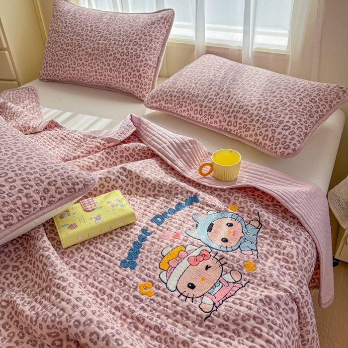 91家纺网 家纺一手货源 找家纺 赛丽雅 2026春夏新款毛巾绣床盖三件套 喵喵姐妹