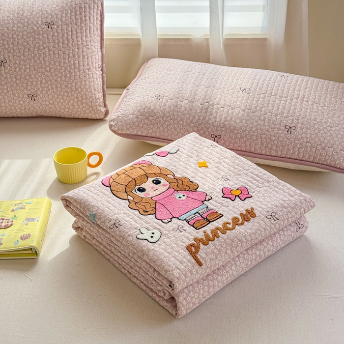 91家纺网 家纺一手货源 找家纺 赛丽雅 2026春夏新款毛巾绣床盖三件套 粉萌姑娘