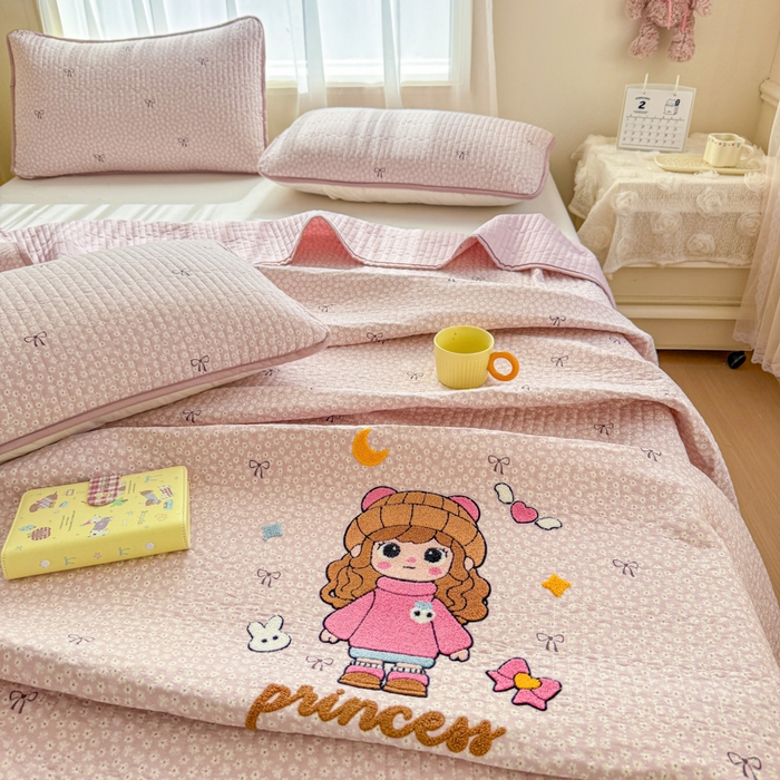 91家纺网 家纺一手货源 找家纺 赛丽雅 2026春夏新款毛巾绣床盖三件套 粉萌姑娘