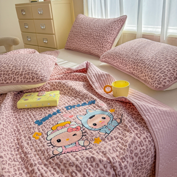 91家纺网 家纺一手货源 找家纺 赛丽雅 2026春夏新款毛巾绣床盖三件套 喵喵姐妹