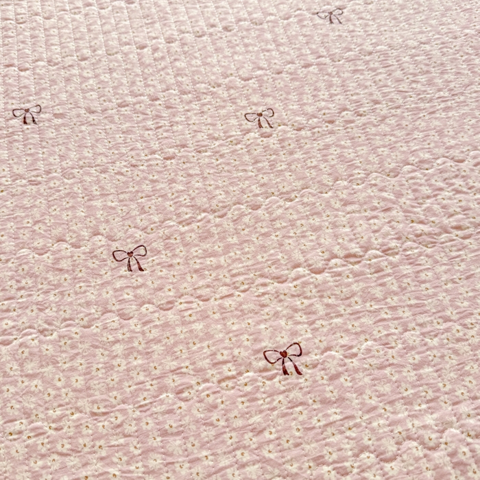 91家纺网 家纺一手货源 找家纺 赛丽雅 2026春夏新款毛巾绣床盖三件套 粉萌姑娘