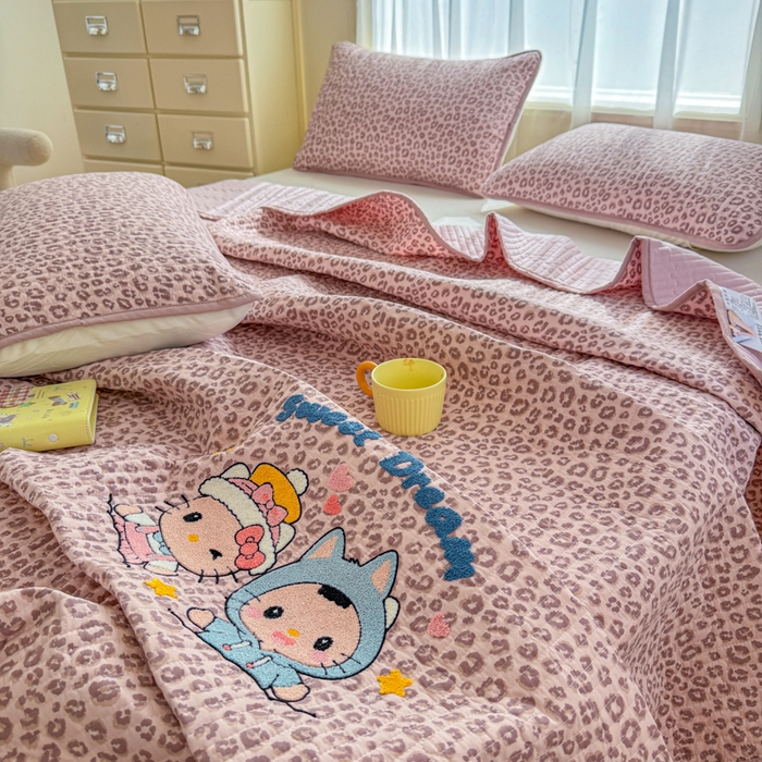 91家纺网 家纺一手货源 找家纺 赛丽雅 2026春夏新款毛巾绣床盖三件套 喵喵姐妹