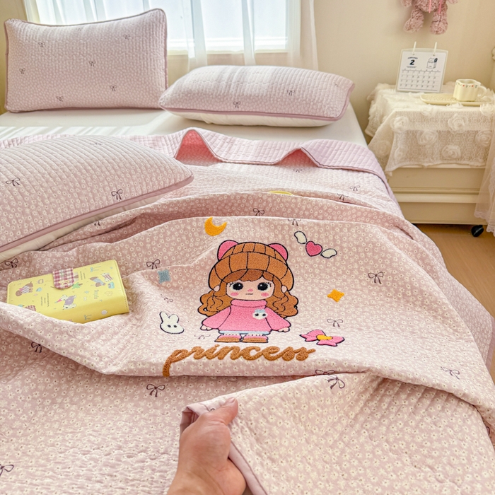 91家纺网 家纺一手货源 找家纺 赛丽雅 2026春夏新款毛巾绣床盖三件套 粉萌姑娘