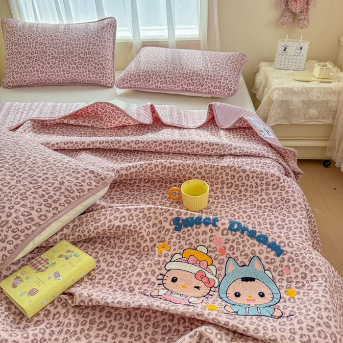 91家纺网 家纺一手货源 找家纺 赛丽雅 2026春夏新款毛巾绣床盖三件套 喵喵姐妹