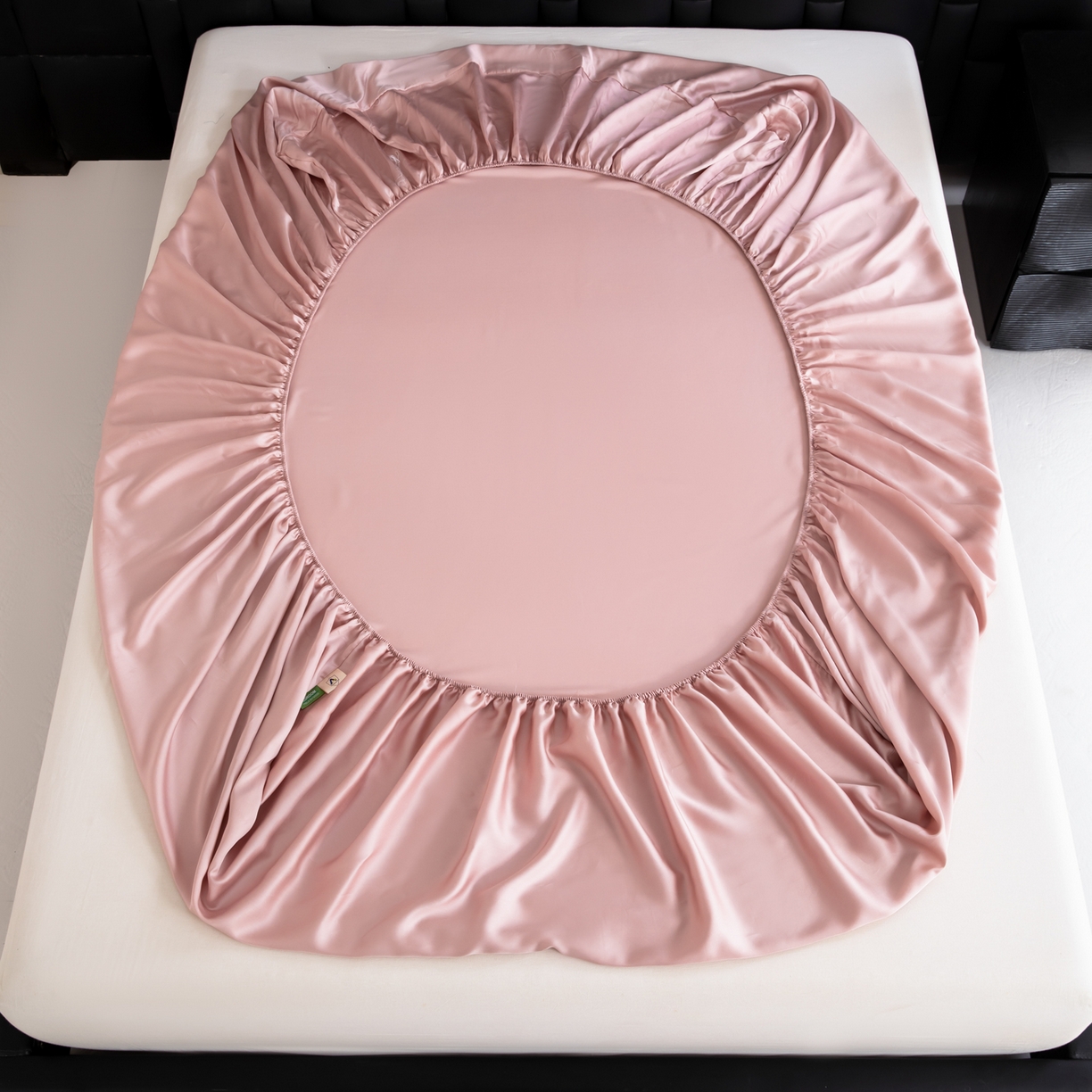 91家纺网 家纺一手货源 找家纺 眠博士 2026新款60S天丝莱赛尔纯色床笠-场景一 60S天丝床笠-藕粉