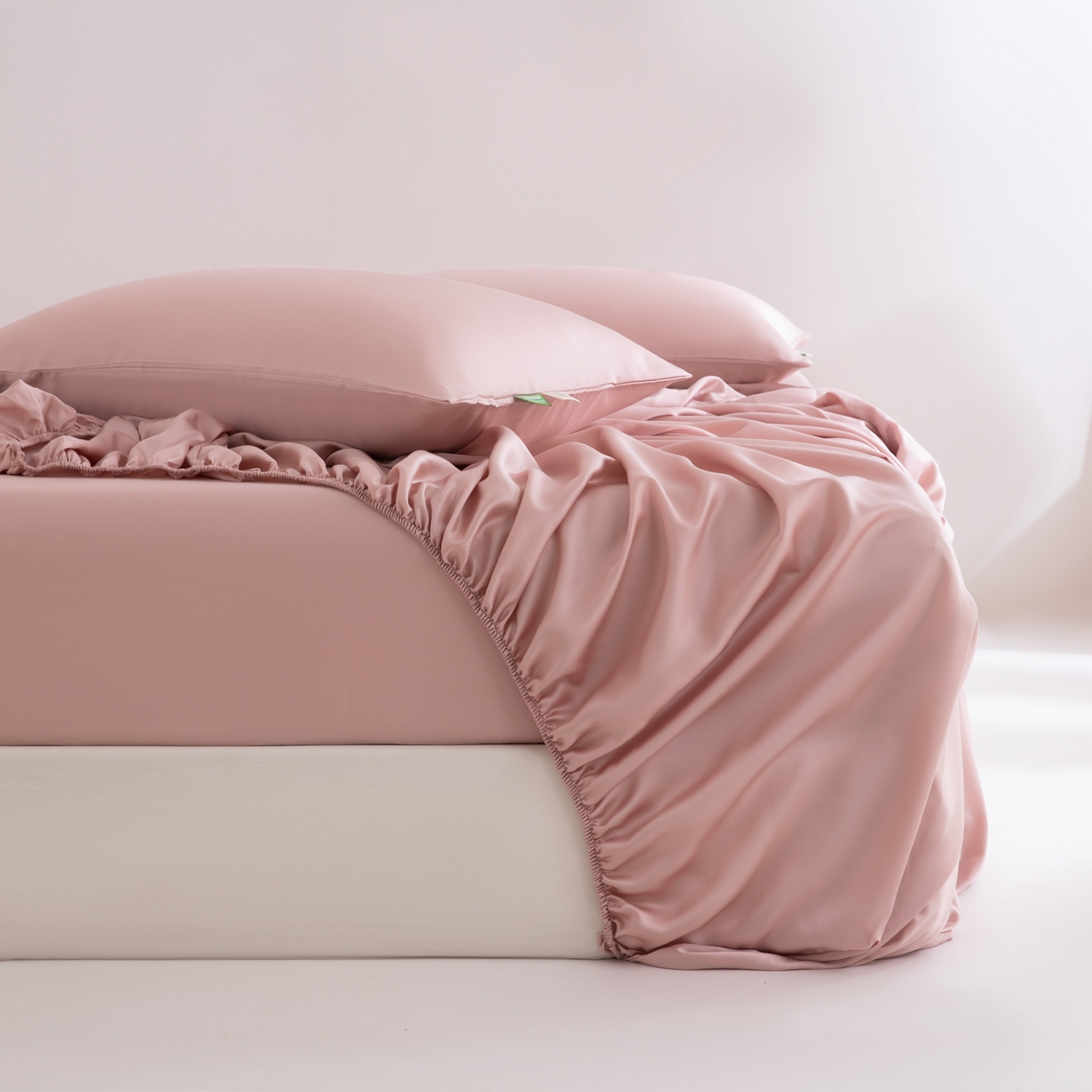 91家纺网 家纺一手货源 找家纺 眠博士 2026新款60S天丝莱赛尔纯色床笠-场景一 60S天丝床笠-藕粉