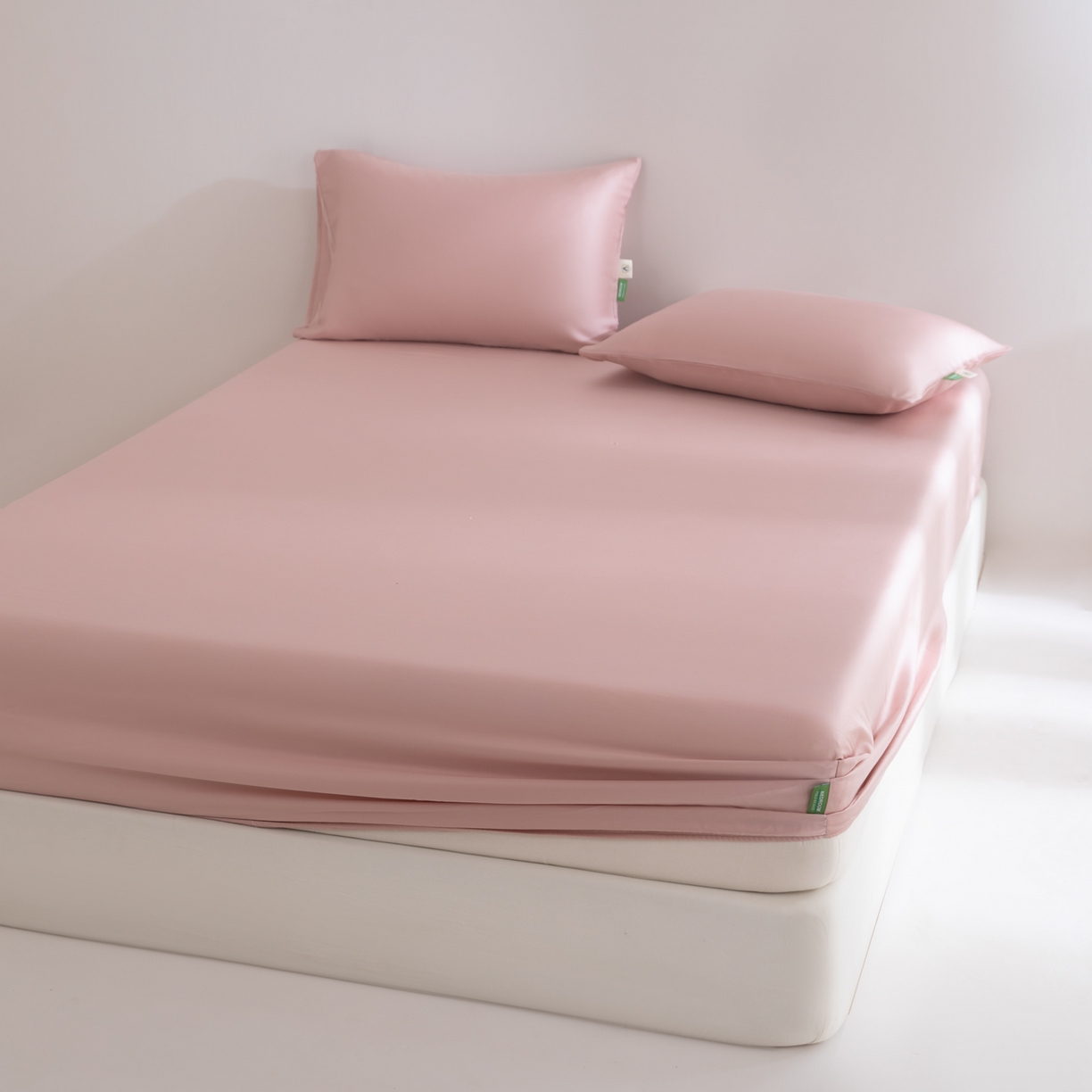 91家纺网 家纺一手货源 找家纺 眠博士 2026新款60S天丝莱赛尔纯色床笠-场景一 60S天丝床笠-藕粉