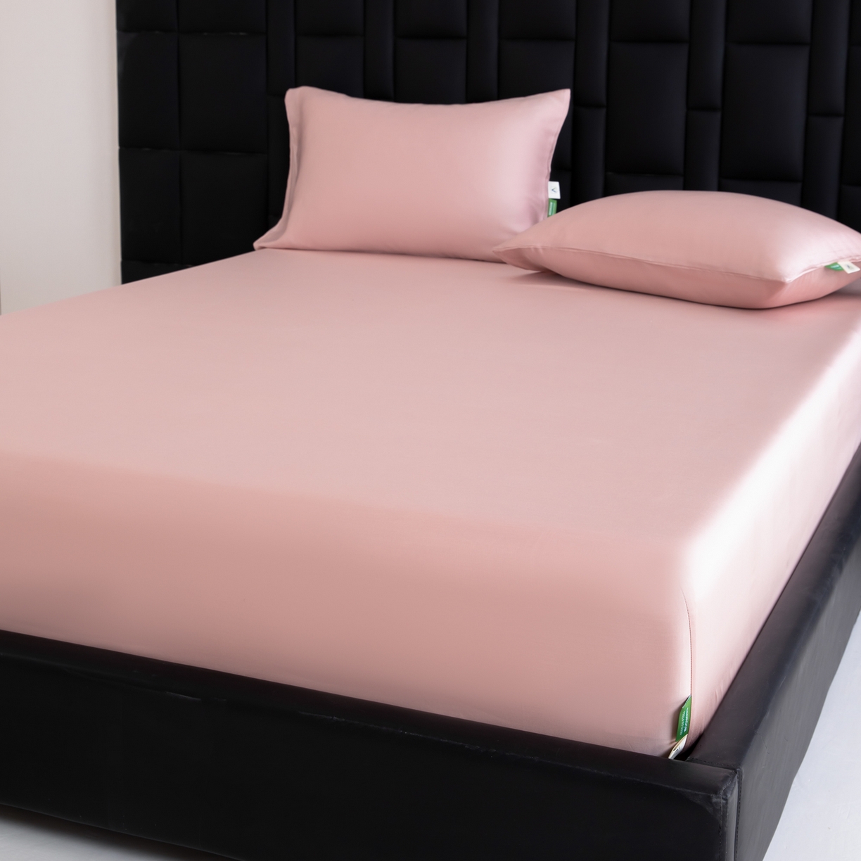 91家纺网 家纺一手货源 找家纺 眠博士 2026新款60S天丝莱赛尔纯色床笠-场景一 60S天丝床笠-藕粉