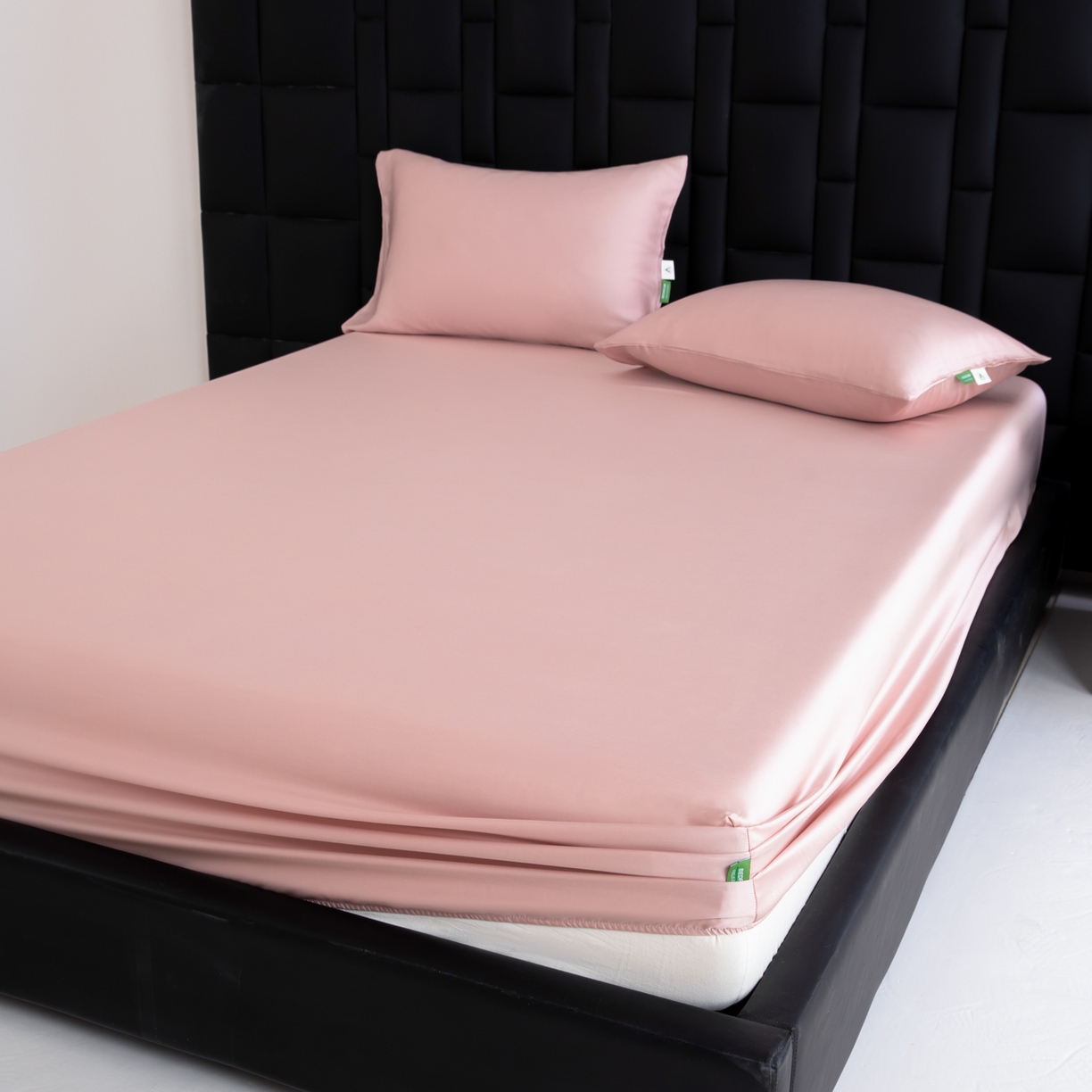 91家纺网 家纺一手货源 找家纺 眠博士 2026新款60S天丝莱赛尔纯色床笠-场景一 60S天丝床笠-藕粉