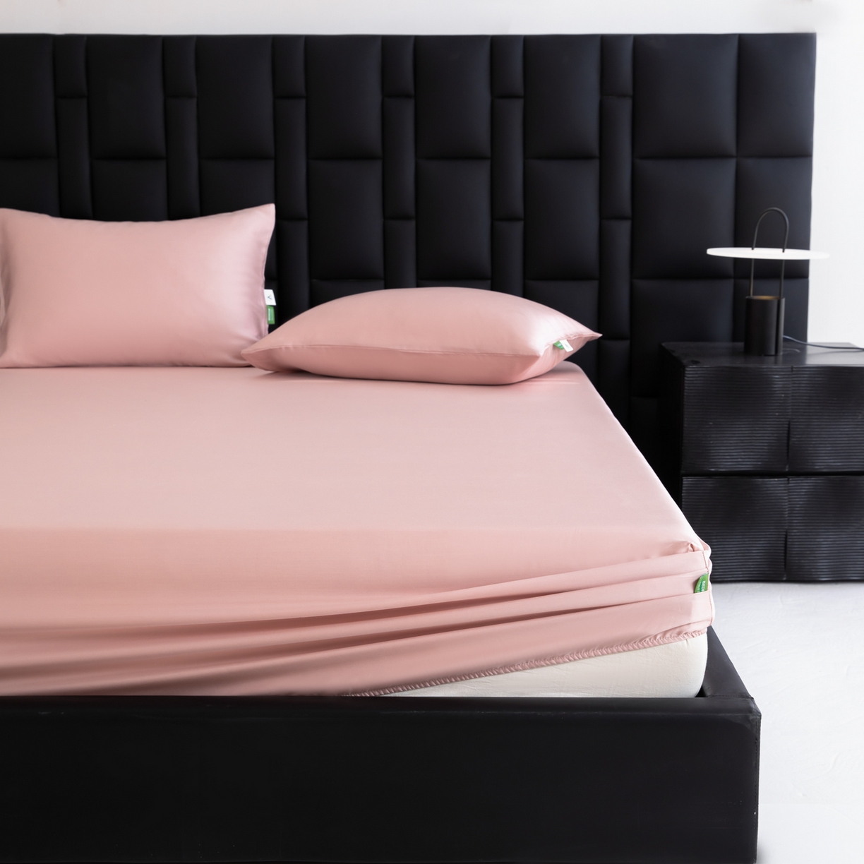 91家纺网 家纺一手货源 找家纺 眠博士 2026新款60S天丝莱赛尔纯色床笠-场景一 60S天丝床笠-藕粉