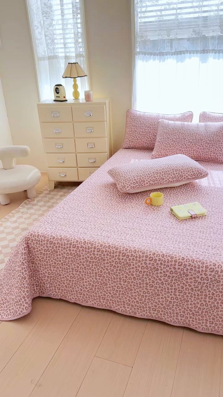 91家纺网 家纺一手货源 找家纺 赛丽雅 2026春夏新款毛巾绣床盖三件套 喵喵姐妹