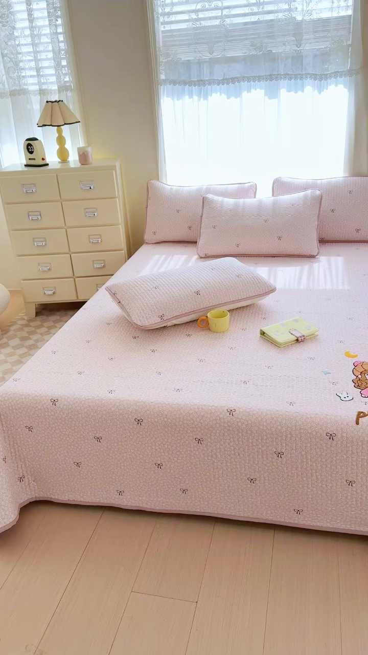 91家纺网 家纺一手货源 找家纺 赛丽雅 2026春夏新款毛巾绣床盖三件套 粉萌姑娘