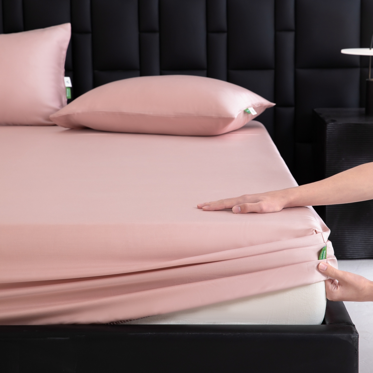 91家纺网 家纺一手货源 找家纺 眠博士 2026新款60S天丝莱赛尔纯色床笠-场景一 60S天丝床笠-藕粉