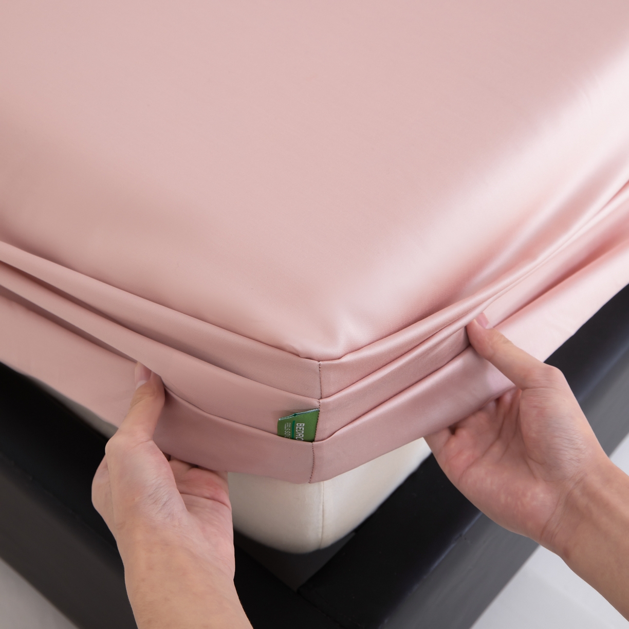 91家纺网 家纺一手货源 找家纺 眠博士 2026新款60S天丝莱赛尔纯色床笠-场景一 60S天丝床笠-藕粉