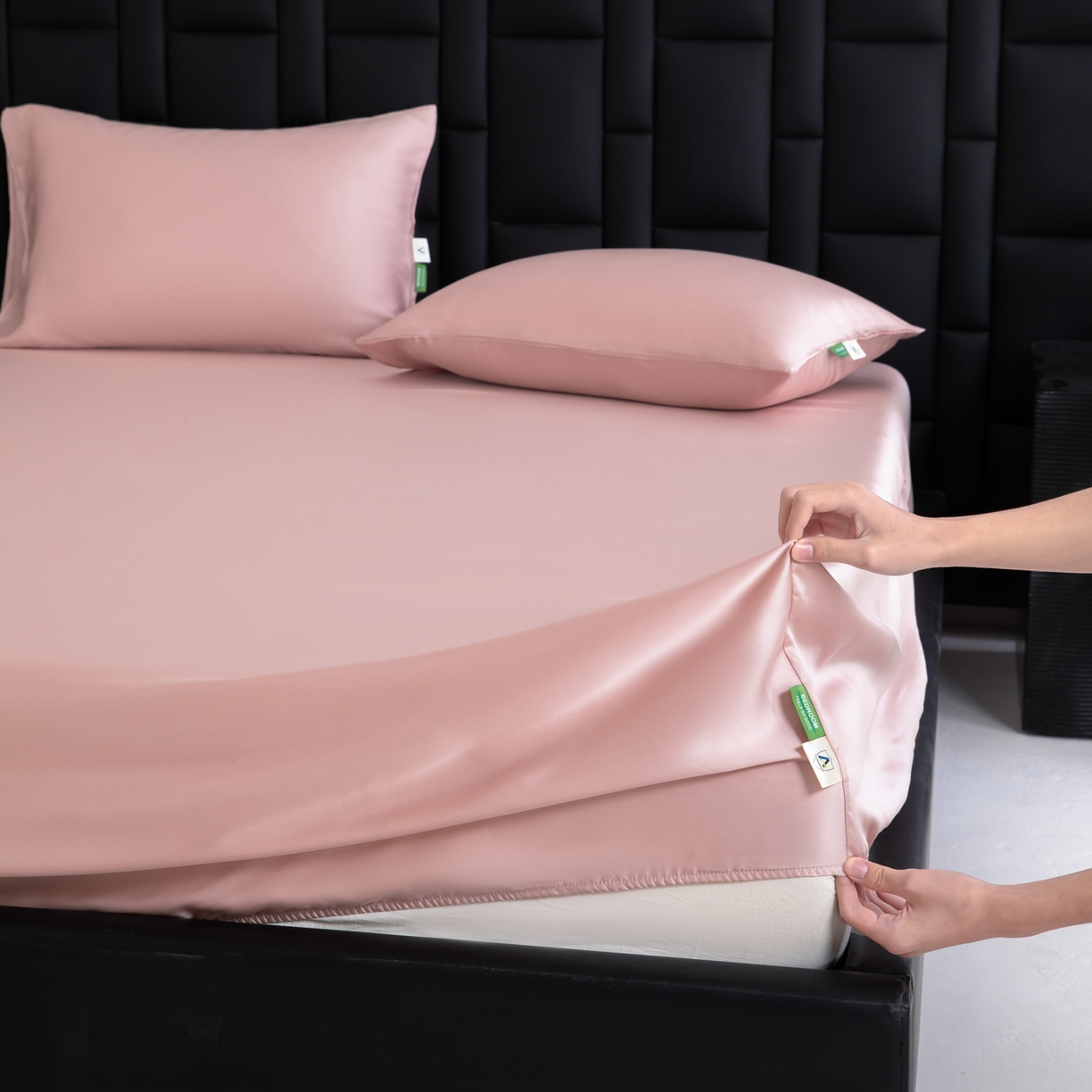 91家纺网 家纺一手货源 找家纺 眠博士 2026新款60S天丝莱赛尔纯色床笠-场景一 60S天丝床笠-藕粉