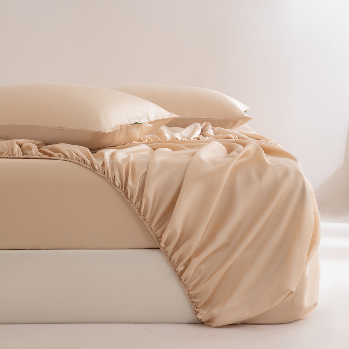 91家纺网 家纺一手货源 找家纺 眠博士 2026新款60S天丝莱赛尔纯色床笠-场景一 60S天丝床笠-浅茶色