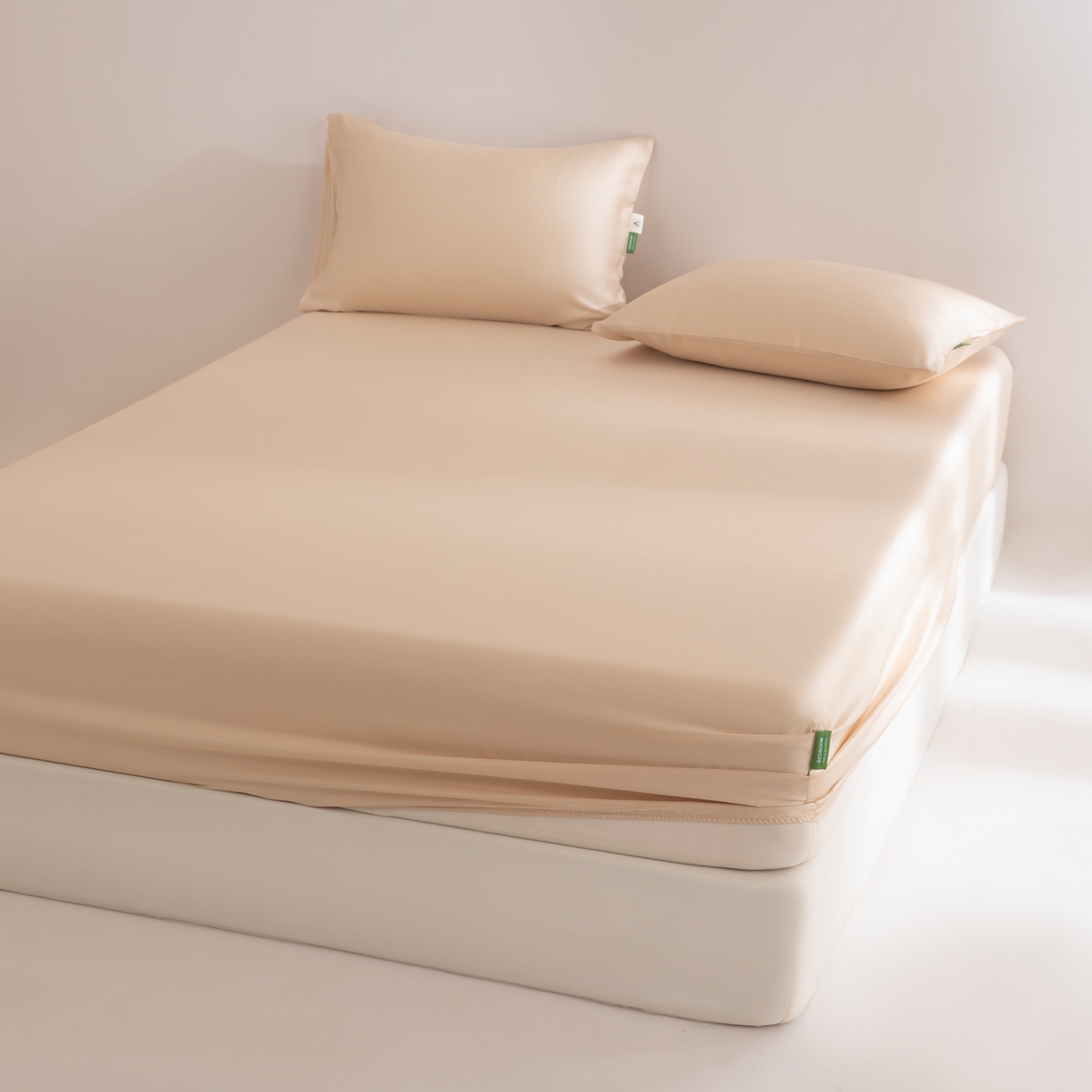 91家纺网 家纺一手货源 找家纺 眠博士 2026新款60S天丝莱赛尔纯色床笠-场景一 60S天丝床笠-浅茶色