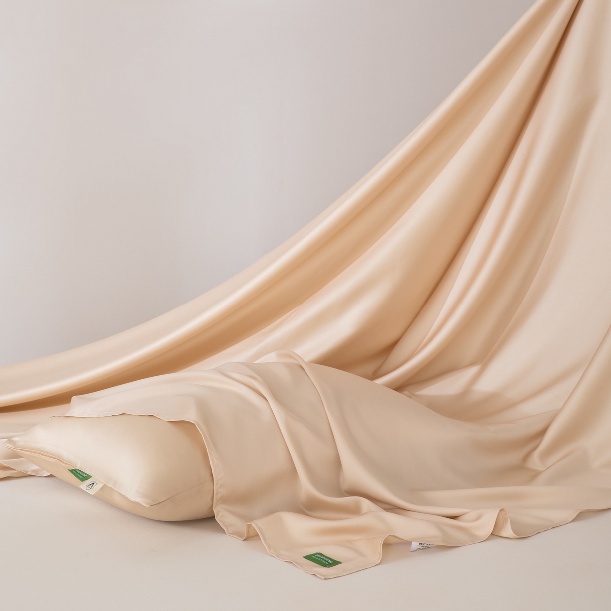 91家纺网 家纺一手货源 找家纺 眠博士 2026新款60S天丝莱赛尔纯色床笠-场景一 60S天丝床笠-浅茶色