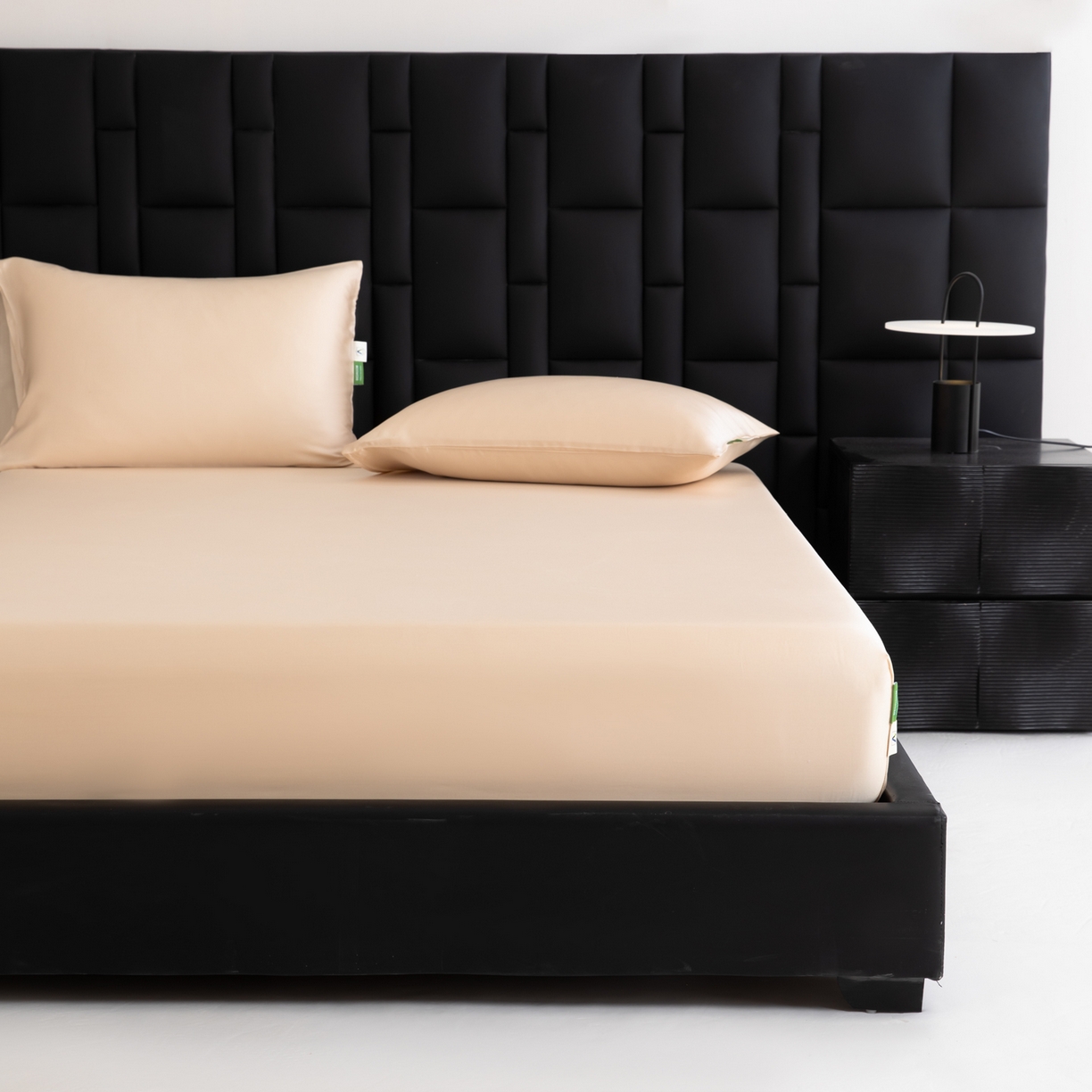 91家纺网 家纺一手货源 找家纺 眠博士 2026新款60S天丝莱赛尔纯色床笠-场景一 60S天丝床笠-浅茶色