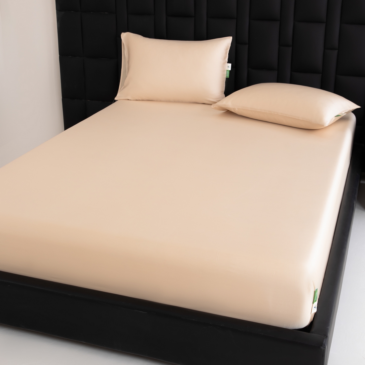 91家纺网 家纺一手货源 找家纺 眠博士 2026新款60S天丝莱赛尔纯色床笠-场景一 60S天丝床笠-浅茶色