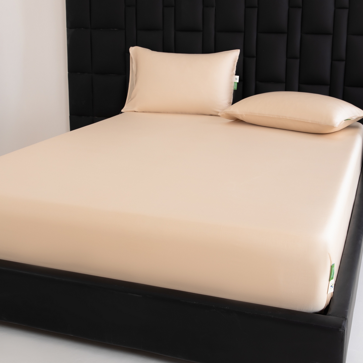 91家纺网 家纺一手货源 找家纺 眠博士 2026新款60S天丝莱赛尔纯色床笠-场景一 60S天丝床笠-浅茶色