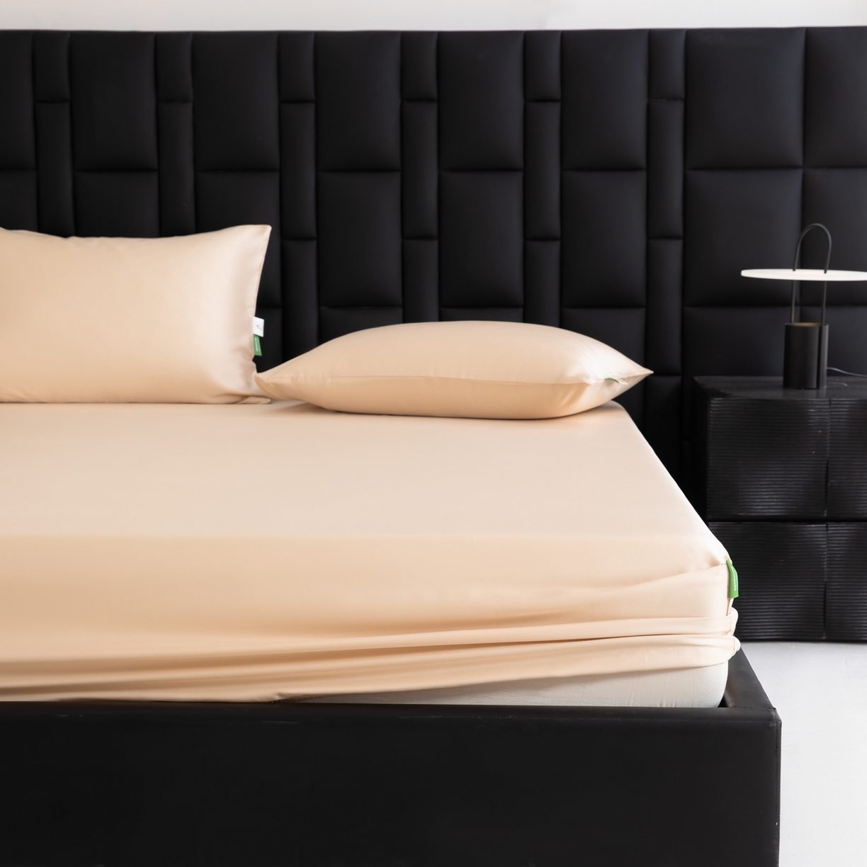 91家纺网 家纺一手货源 找家纺 眠博士 2026新款60S天丝莱赛尔纯色床笠-场景一 60S天丝床笠-浅茶色