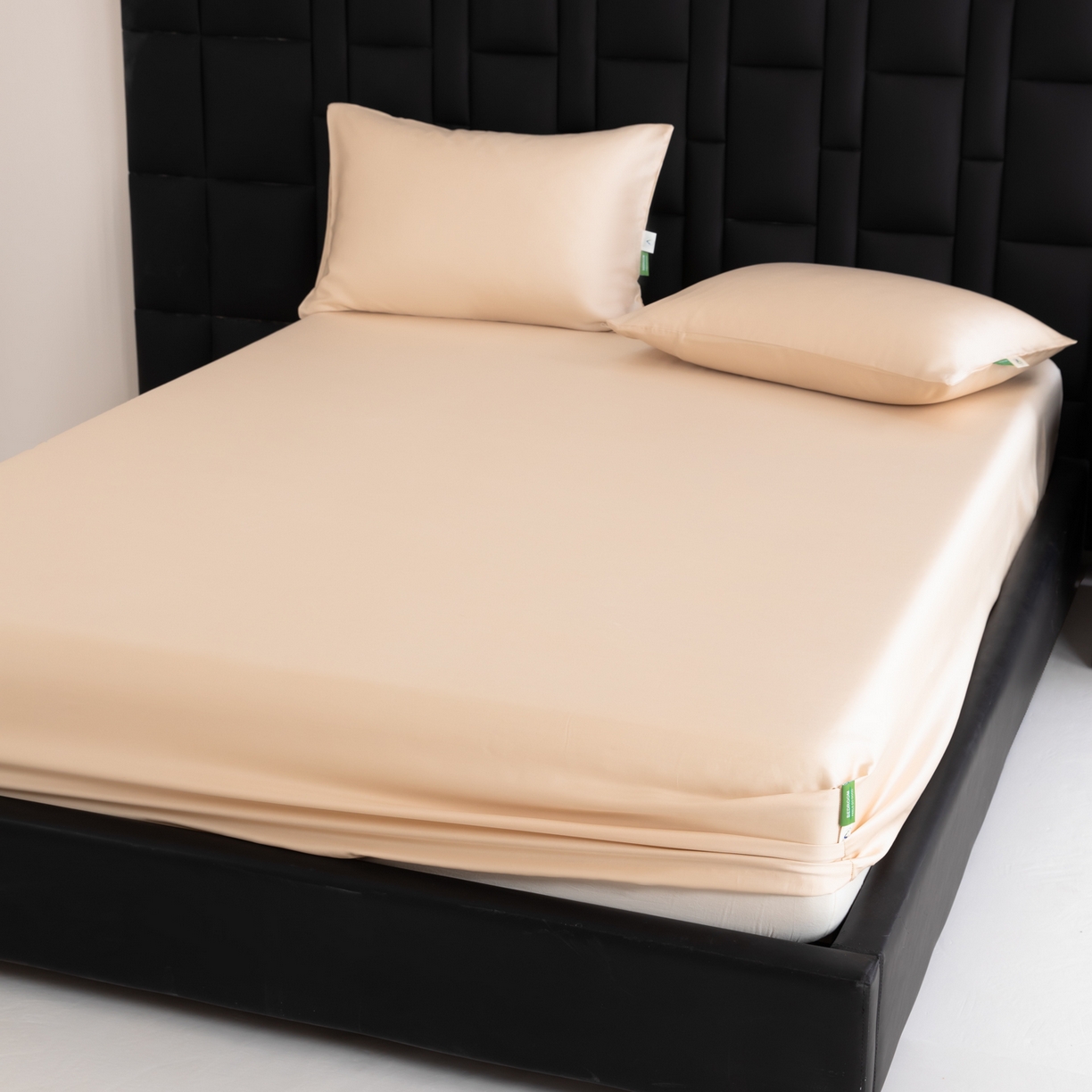 91家纺网 家纺一手货源 找家纺 眠博士 2026新款60S天丝莱赛尔纯色床笠-场景一 60S天丝床笠-浅茶色