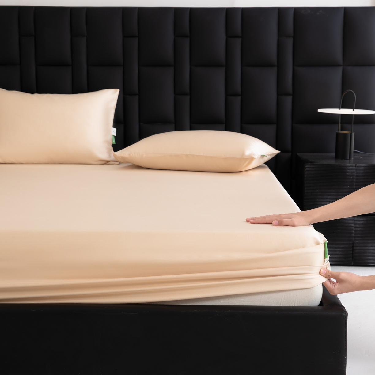 91家纺网 家纺一手货源 找家纺 眠博士 2026新款60S天丝莱赛尔纯色床笠-场景一 60S天丝床笠-浅茶色