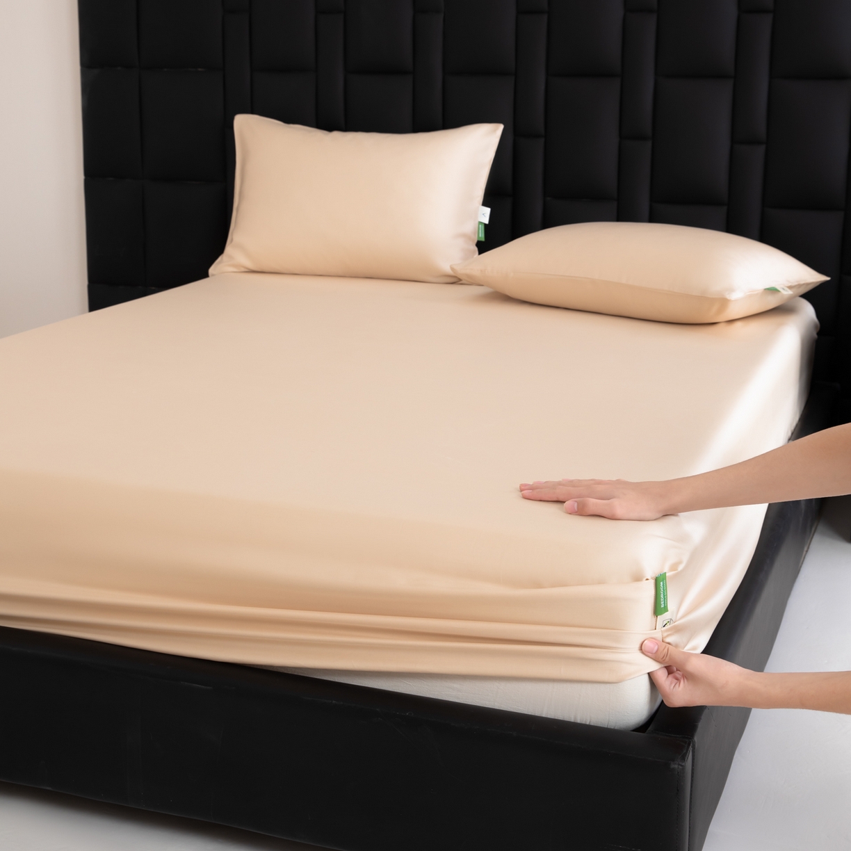 91家纺网 家纺一手货源 找家纺 眠博士 2026新款60S天丝莱赛尔纯色床笠-场景一 60S天丝床笠-浅茶色