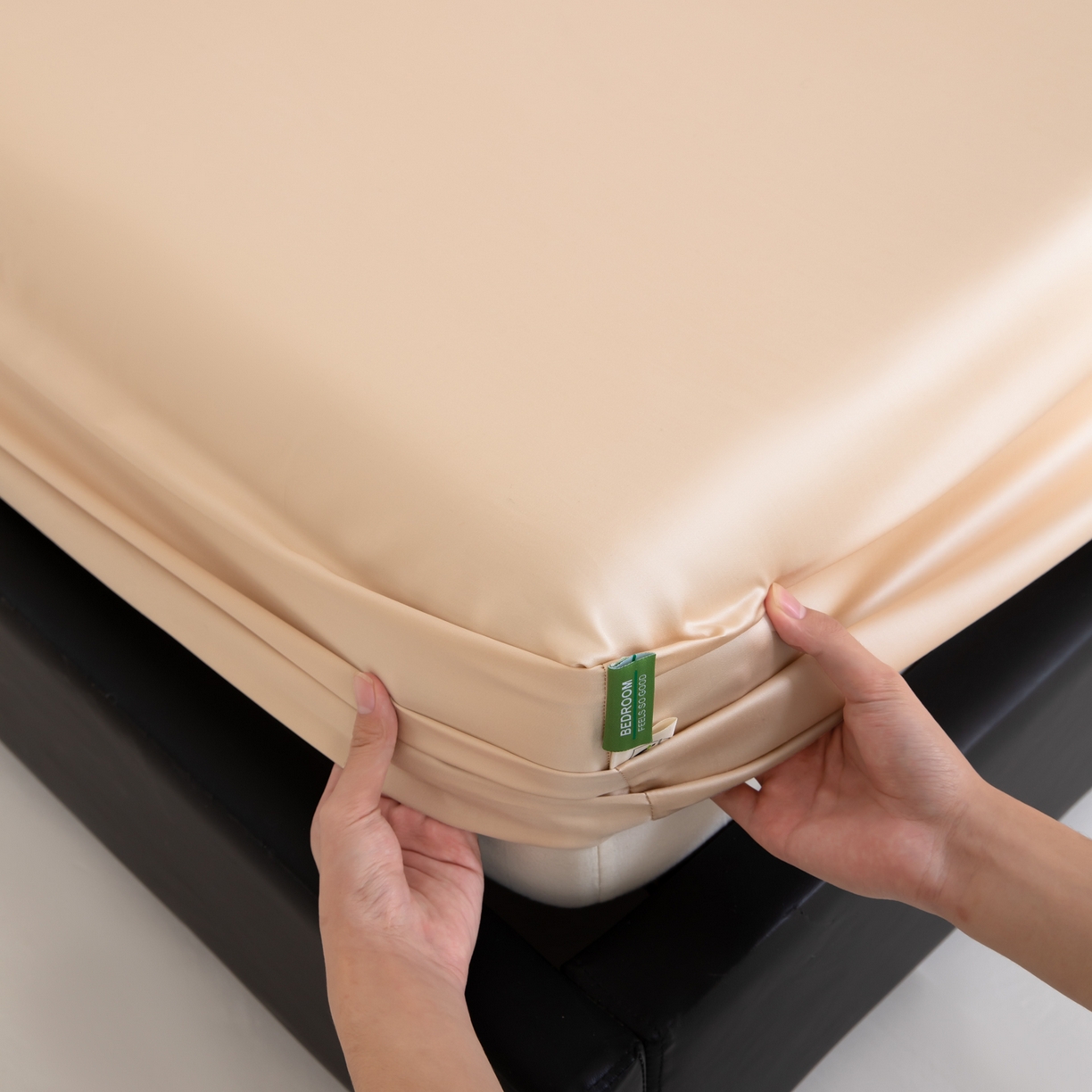 91家纺网 家纺一手货源 找家纺 眠博士 2026新款60S天丝莱赛尔纯色床笠-场景一 60S天丝床笠-浅茶色