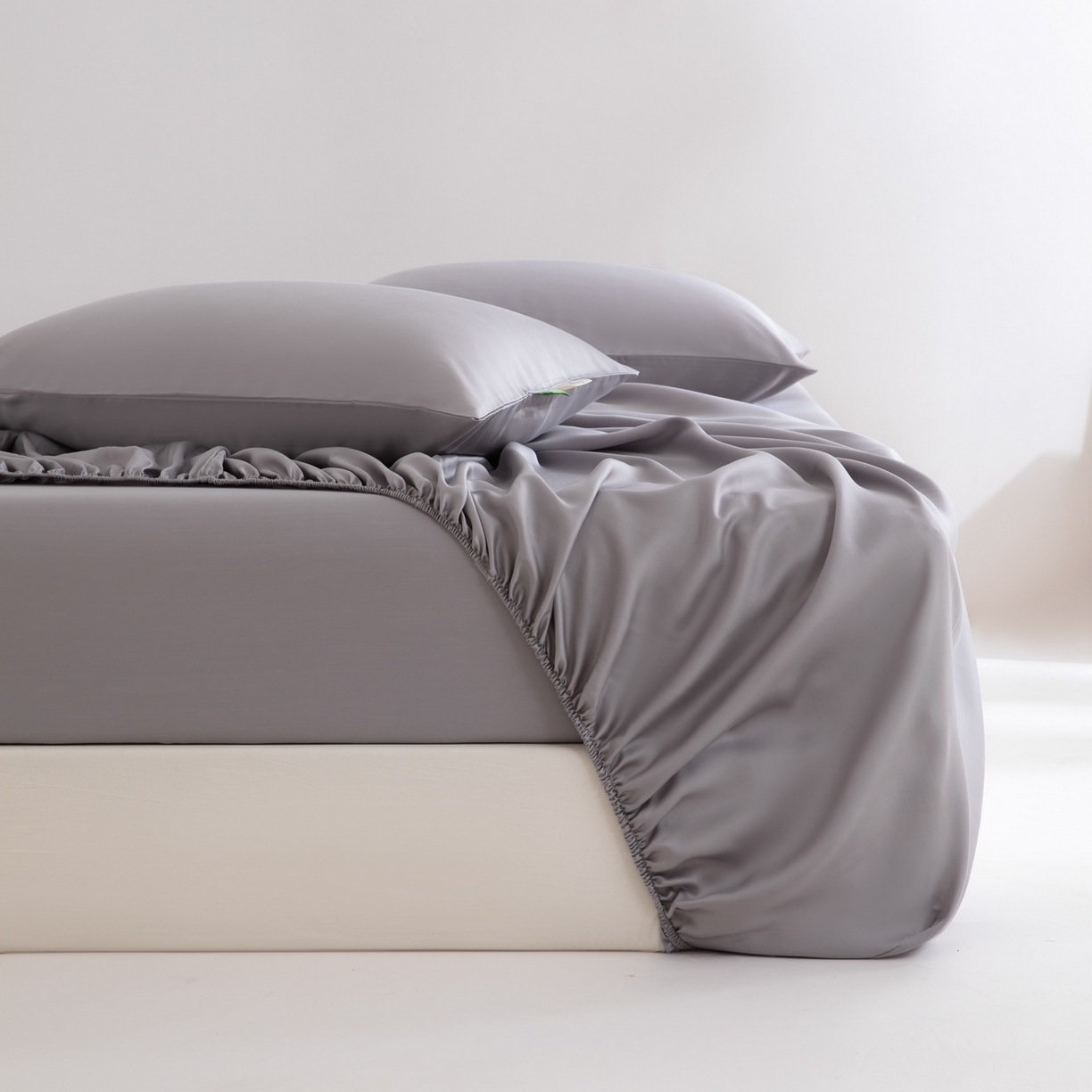 91家纺网 家纺一手货源 找家纺 眠博士 2026新款60S天丝莱赛尔纯色床笠-场景一 60S天丝床笠-烟灰