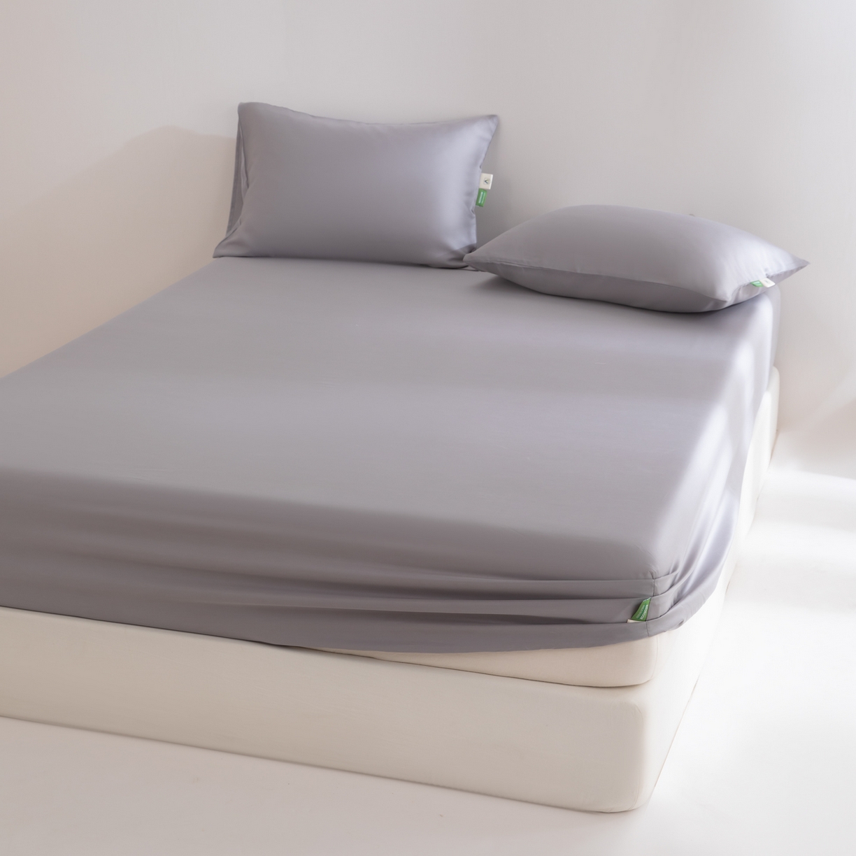 91家纺网 家纺一手货源 找家纺 眠博士 2026新款60S天丝莱赛尔纯色床笠-场景一 60S天丝床笠-烟灰