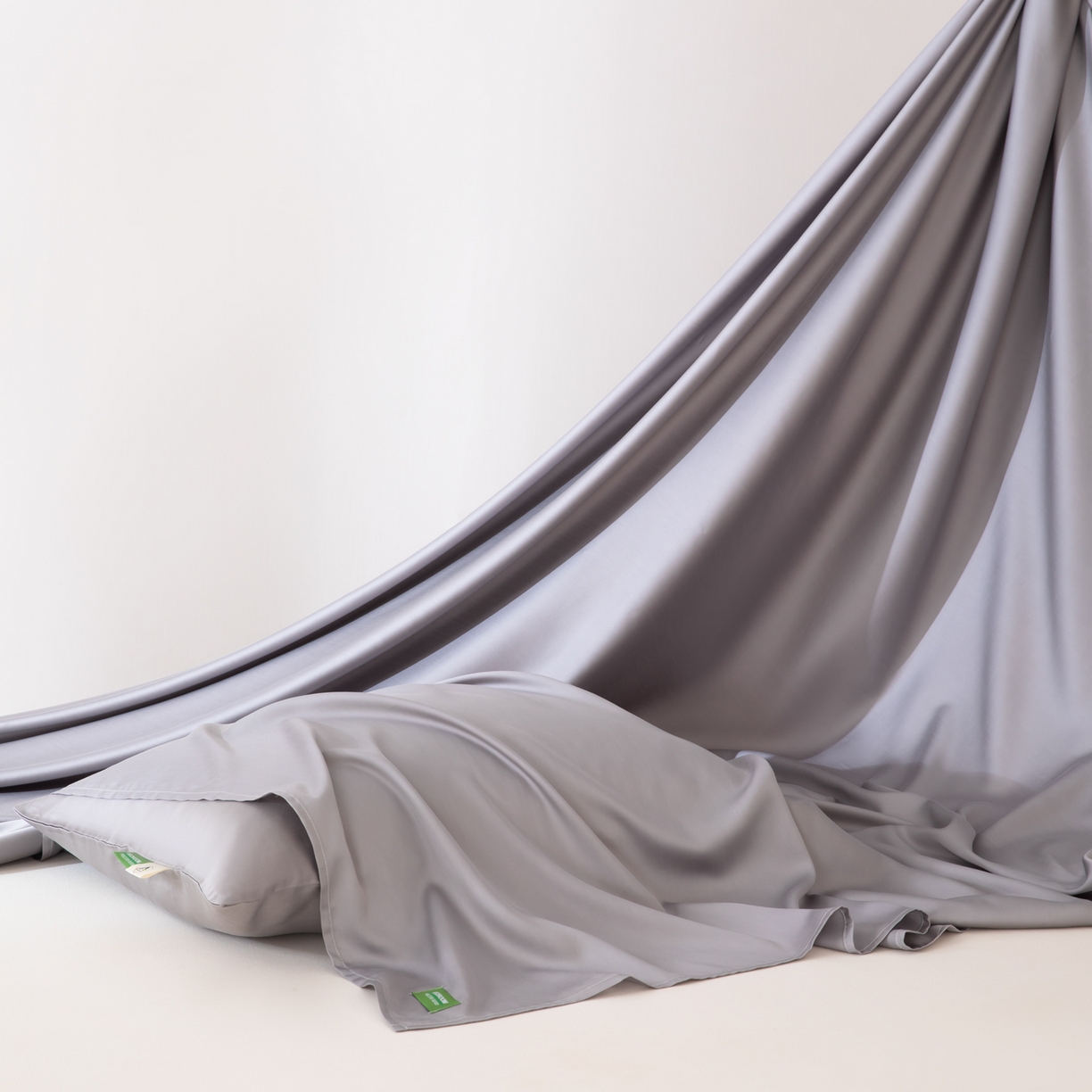 91家纺网 家纺一手货源 找家纺 眠博士 2026新款60S天丝莱赛尔纯色床笠-场景一 60S天丝床笠-烟灰