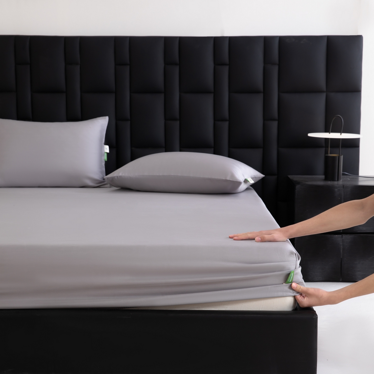 91家纺网 家纺一手货源 找家纺 眠博士 2026新款60S天丝莱赛尔纯色床笠-场景一 60S天丝床笠-烟灰