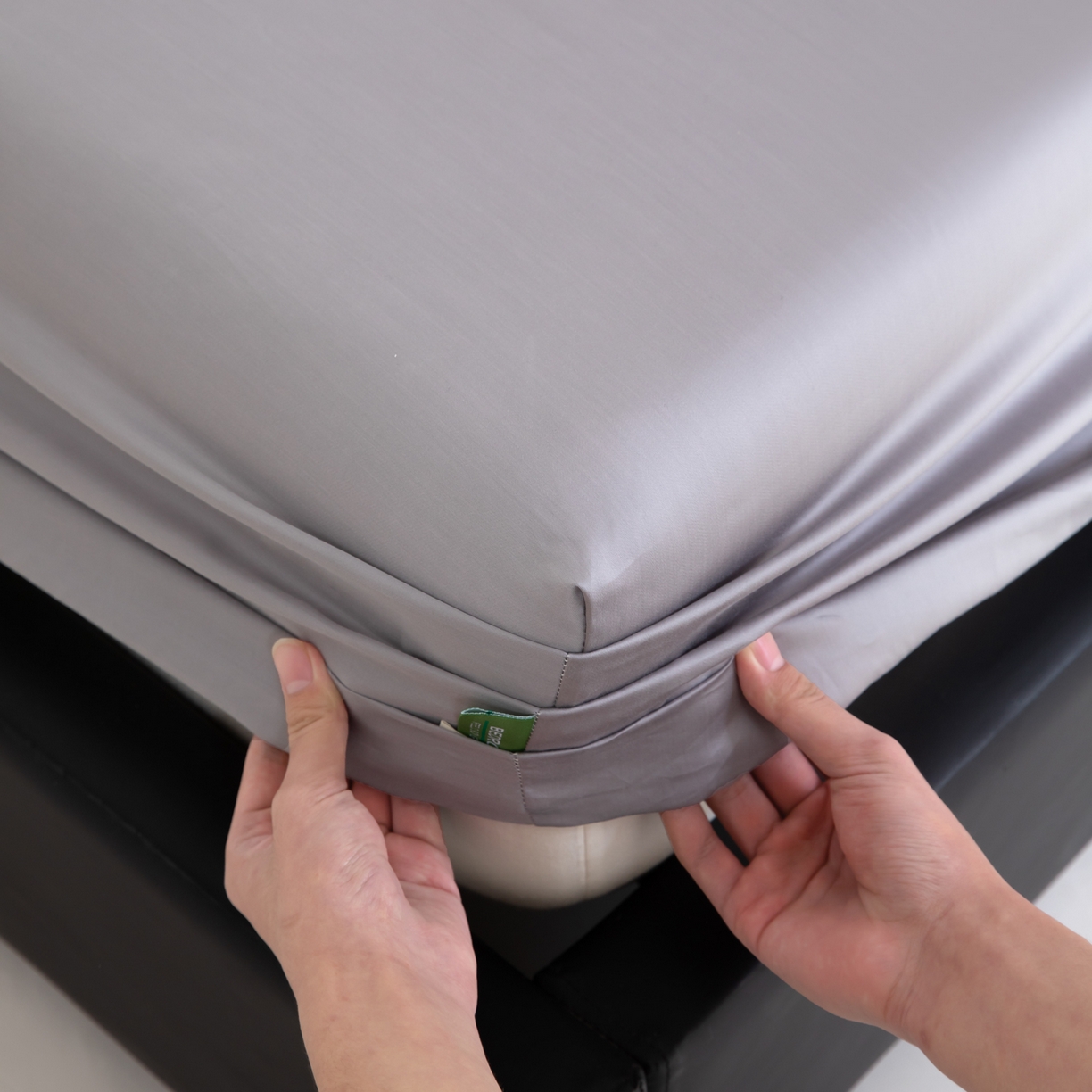 91家纺网 家纺一手货源 找家纺 眠博士 2026新款60S天丝莱赛尔纯色床笠-场景一 60S天丝床笠-烟灰